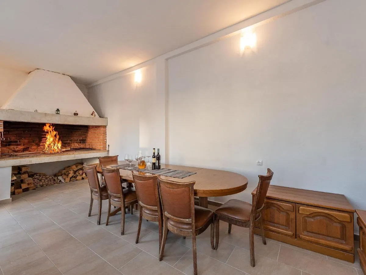 Classy Holiday Home In Galovac With Swimming Pool  Galovac (Zadar)