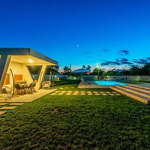 S&i Peaceful With Pool & Jacuzzi Ferienhaus